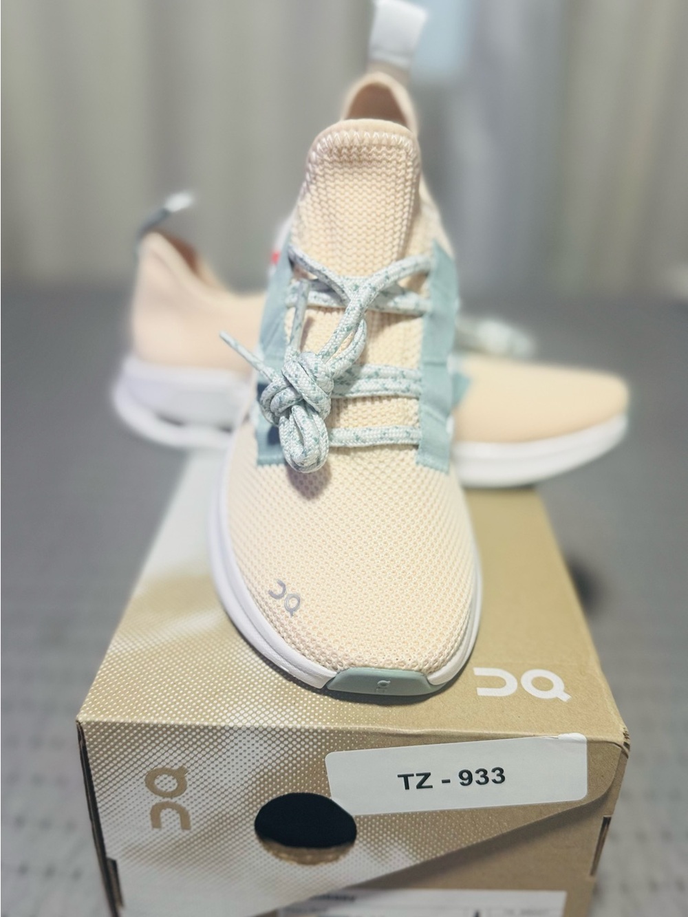 On Cloud Cloudeasy Sneakers – Fawn/Surf – Women’s 5.5 – New in Box